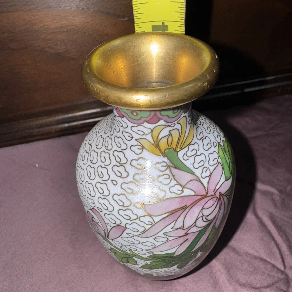Bulb Vase Beautiful Flowers 5" tall. Small Damage See Picture. - Picture 11 of 11